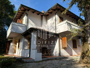 Foto Villa bifamiliare a Massa Ronchi - Poveromo di 150 m² con 8 locali