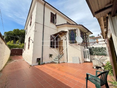 Foto Appartamento a Carrara Fontia, Fossola, Fossone di 130 m² con 6 locali