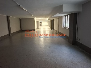 Foto Box in Viale Cristoforo Colombo, Trezzano sul Naviglio di 340 m²