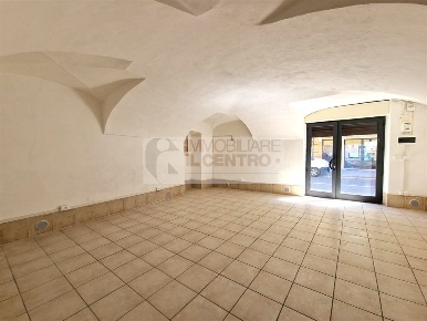 Foto Negozio a Sarzana di 100 m² con 3 locali in vendita