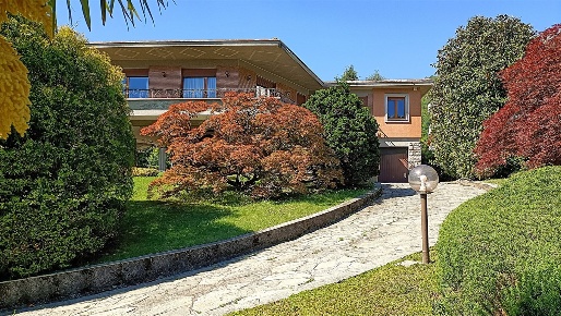 Foto Villa unifamiliare in Via Spluga, Olginate di 417 m² con 7 locali