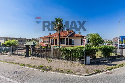 Foto Villa unifamiliare in Via Settembrini 27, Lainate Centro di 320 m²