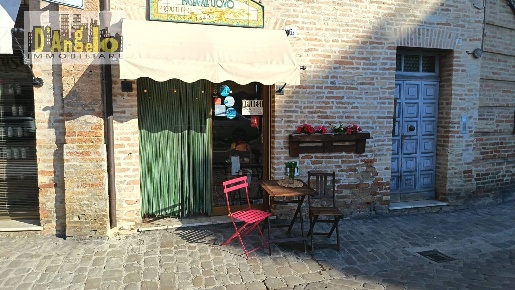 Foto Attività commerciale in Via Roma 6/A, Offida Centro di 100 m²