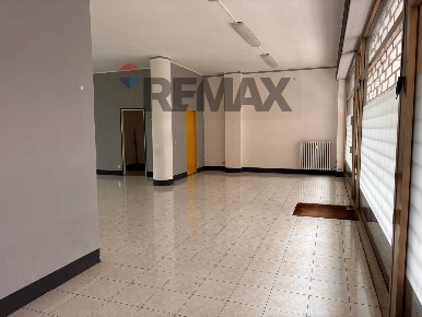 Foto Negozio in PIAZZA ITALIA, Magnago Centro di 95 m² con 1 locali