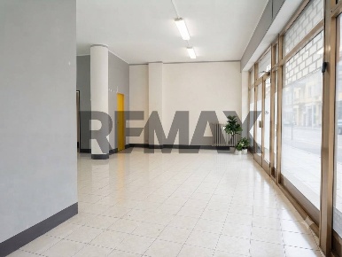 Foto Negozio in PIAZZA ITALIA, Magnago Centro di 95 m² con 1 locali