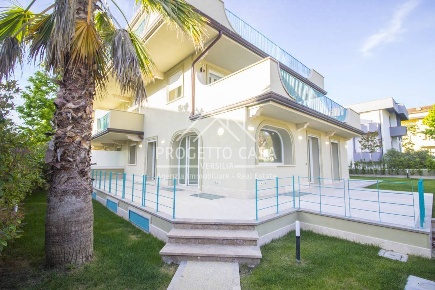 Foto Appartamento in VIA GENOVA, Viareggio Città Giardino di 230 m²