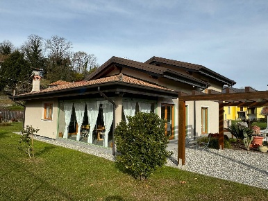 Foto Villa unifamiliare in Via Roma 35, Leggiuno Centro di 280 m²