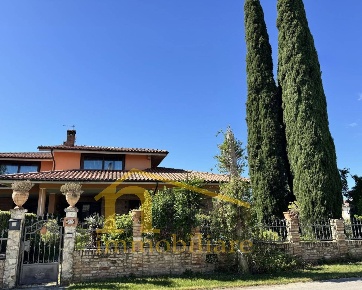 Foto Villa unifamiliare in Contrada Collina 80, Nocciano di 288 m²