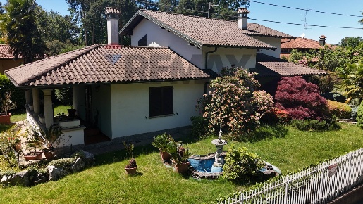 Foto Villa unifamiliare in VIA BRIANZOLA 21, Carnago di 218 m² con 3 locali