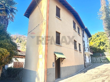Foto Case semi ndipendenti in N. Sauro 2, Leggiuno Centro di 180 m²