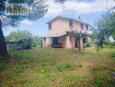 Foto Casa indipendente a Ripatransone di 200 m² con 10 locali in vendita