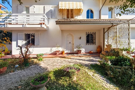 Foto Villa unifamiliare in VIA ABRUZZO, Fermo Centro di 800 m² in vendita