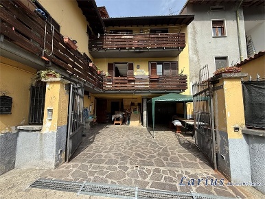 Foto Casa indipendente in via De Herra, Valbrona Visino di 224 m²