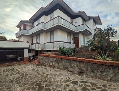 Foto Villa unifamiliare a Oristano Centro di 310 m² con 5 locali in vendita