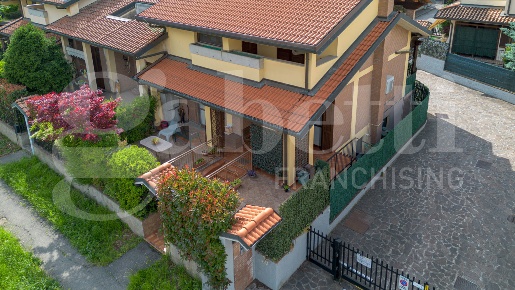 Foto Villa a schiera in Via Don Miglietti 10, Trezzano Rosa di 164 m²