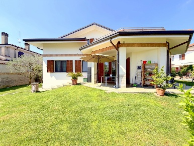 Foto Villa unifamiliare a Inveruno Furato di 239 m² con 5 locali in vendita