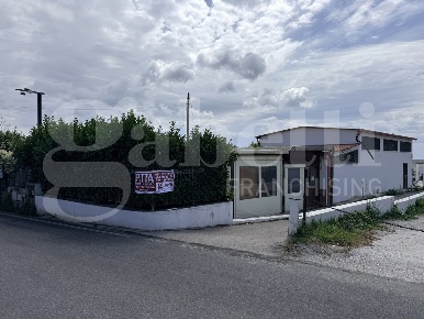Foto Negozio in Via Orazio 00, Bacoli Centro di 160 m² con 3 locali