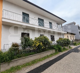 Foto Appartamento in Via Del Popolo SNC, Calvi Risorta di 192 m² in vendita