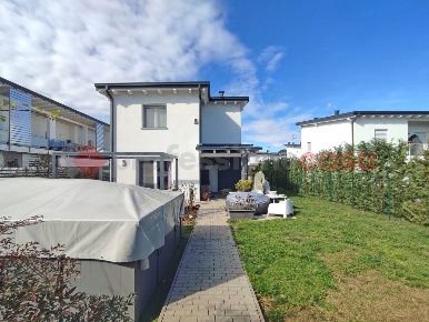 Foto Villa singola in Isonzo, Arona Centro di 180 m² con 5 locali