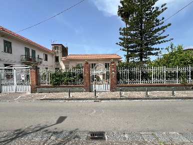 Foto Villa bifamiliare in Via Cardano 46, Portici di 220 m² con 11 locali