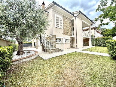 Foto Casa indipendente a Fucecchio Centro di 200 m² con 6 locali in vendita