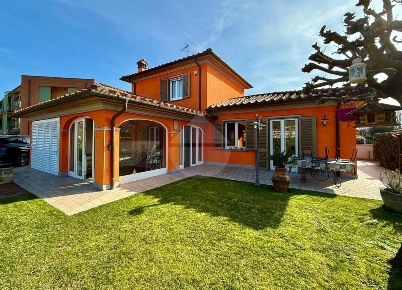 Foto Villa unifamiliare in via docciolino, Pistoia di 200 m² con 4 locali