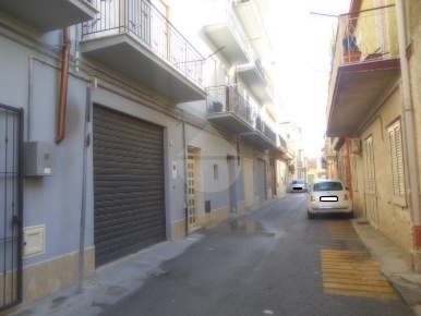 Foto Appartamento in Via Merano, Castelvetrano Centro di 90 m² con 6 locali