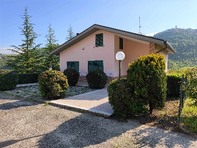 Foto Villa unifamiliare in VIA PIANA  41, Picerno di 237 m² con 8 locali