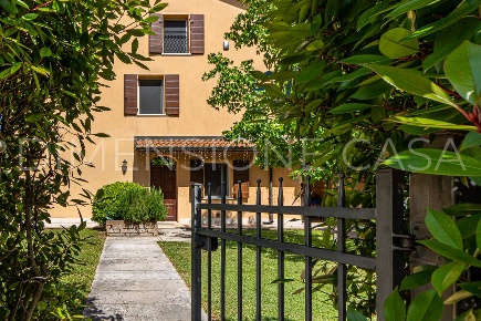 Foto Villa bifamiliare a Medolla Centro di 203 m² con 7 locali in vendita