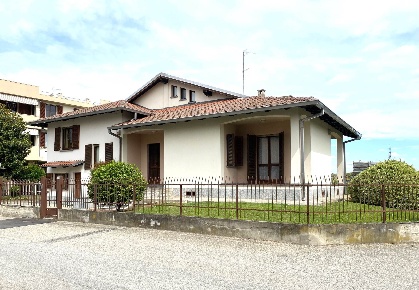 Foto Villa unifamiliare a Trino Centro di 150 m² con 4 locali in vendita