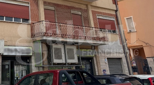 Foto Negozio in Pietro Nenni, Aprilia Centro di 180 m² con 4 locali