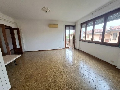 Foto Appartamento a Massa Marina di Massa Centro di 100 m² con 4 locali