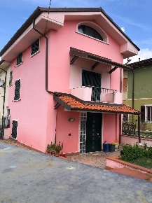 Foto Case semi ndipendenti a Carrara Marina di Carrara di 90 m² in vendita