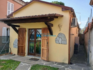 Foto Casa indipendente a Massa Centro di 80 m² con 3 locali in vendita