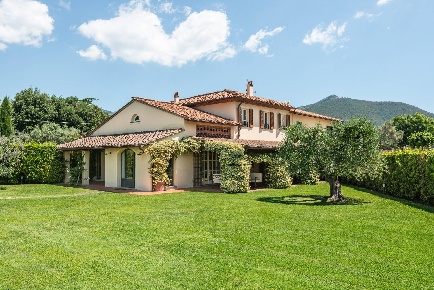 Foto Villa unifamiliare a Cascina Navacchio Nord - Zambra di 300 m²