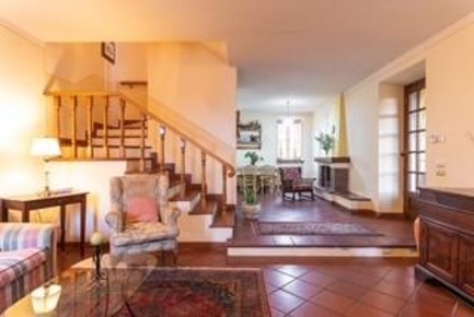 Foto Casale a Capannori Camigliano di 500 m² con 18 locali in vendita