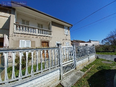 Foto Case semi ndipendenti in Via Marconi 82, Rea di 122 m² con 3 locali