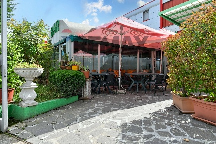 Foto Bar in Via Newton 12/14, Pero Centro di 900 m² con 4 locali in vendita