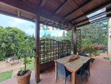 Foto Rustico a Castagneto Carducci di 200 m² con 5 locali in vendita