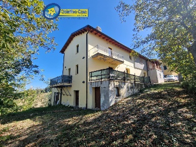 Foto Casa indipendente a Cermignano Centro di 220 m² con 7 locali
