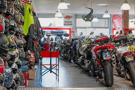 Foto Attività commerciale in Via Novara 302, Borgomanero Centro di 550 m²