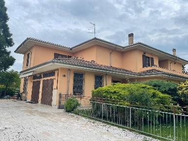 Foto Appartamento in Via levata 1, Curtatone Centro di 230 m² con 5 locali