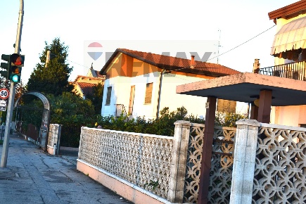 Foto Casa indipendente a Cartura Centro di 140 m² con 6 locali in vendita