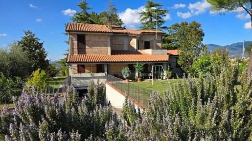 Foto Villa singola in Via del Convento 127, Terni di 334 m² con 10 locali
