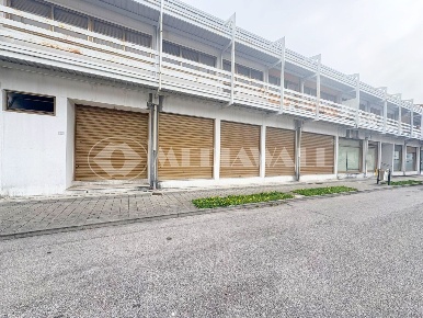 Foto Locale commerciale in Via Colleghe 1, Vajont di 193 m² con 1 locali