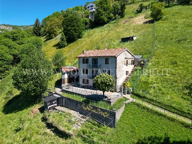 Foto Appartamento in via Collepedrino, Palazzago di 156 m² con 4 locali