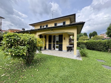 Foto Villa unifamiliare in Via Lecco, Galbiate Centro di 172 m² in vendita