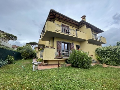 Foto Villa bifamiliare in Via Parini 7, Pietrasanta di 160 m² con 7 locali