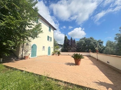 Foto Villa unifamiliare a Pietrasanta di 220 m² con 8 locali in vendita