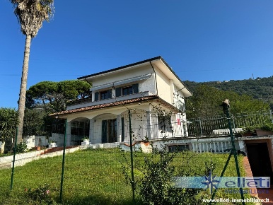 Foto Villa unifamiliare a Carrara Fontia, Fossola, Fossone di 300 m²